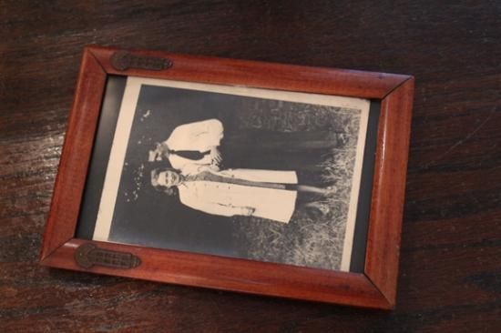 アンティーク 木枠のフォトフレーム/写真立て（修復跡あり）