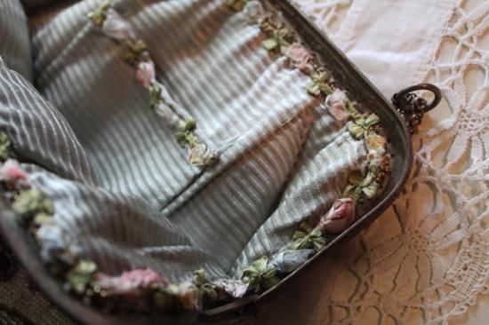 アンティーク ローズとスミレのマイクロ ガラスビーズバッグ