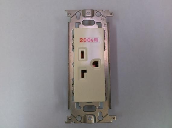 埋込コンセント15/20A兼用250V WN1922