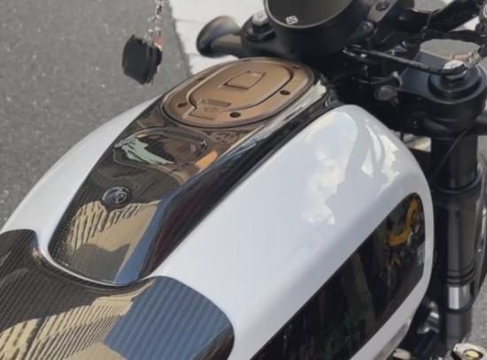 カーボンファイバー製 バイクパーツ スポーツスター　ニーアシストバー　K&H ニーアシストカバー（右）カーボン製 〜03スポーツスター｜K＆H