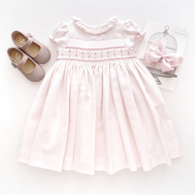 <img class='new_mark_img1' src='https://img.shop-pro.jp/img/new/icons1.gif' style='border:none;display:inline;margin:0px;padding:0px;width:auto;' />Charlotte sy Dimby - Pink smocked dress (feat. Verity Jones)