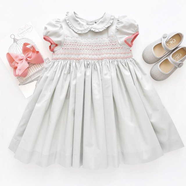 <img class='new_mark_img1' src='https://img.shop-pro.jp/img/new/icons1.gif' style='border:none;display:inline;margin:0px;padding:0px;width:auto;' />Charlotte sy Dimby - Grey smocked dress (feat. Verity Jones)