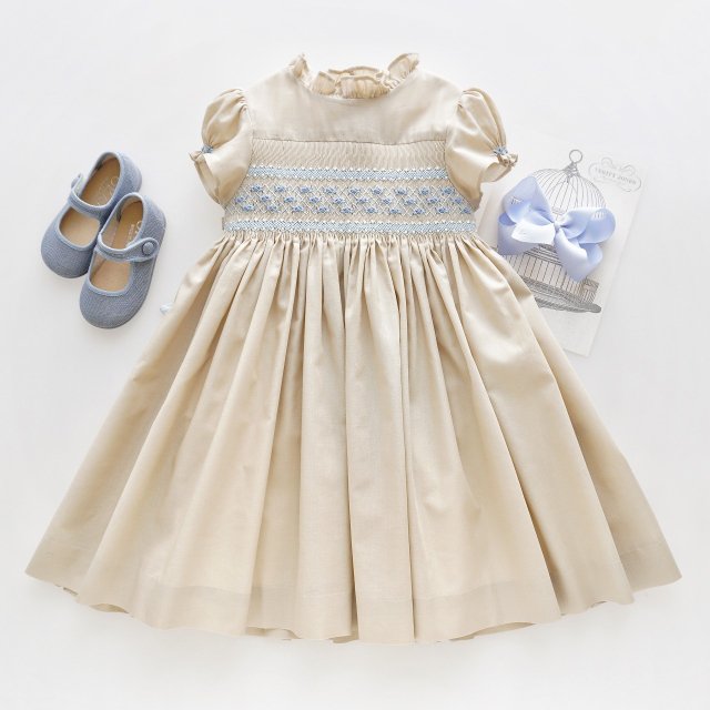 <img class='new_mark_img1' src='https://img.shop-pro.jp/img/new/icons1.gif' style='border:none;display:inline;margin:0px;padding:0px;width:auto;' />Charlotte sy Dimby - Beige smocked dress (feat. Verity Jones)