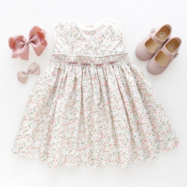 <img class='new_mark_img1' src='https://img.shop-pro.jp/img/new/icons1.gif' style='border:none;display:inline;margin:0px;padding:0px;width:auto;' />dBb ideas - Floral smocked dress