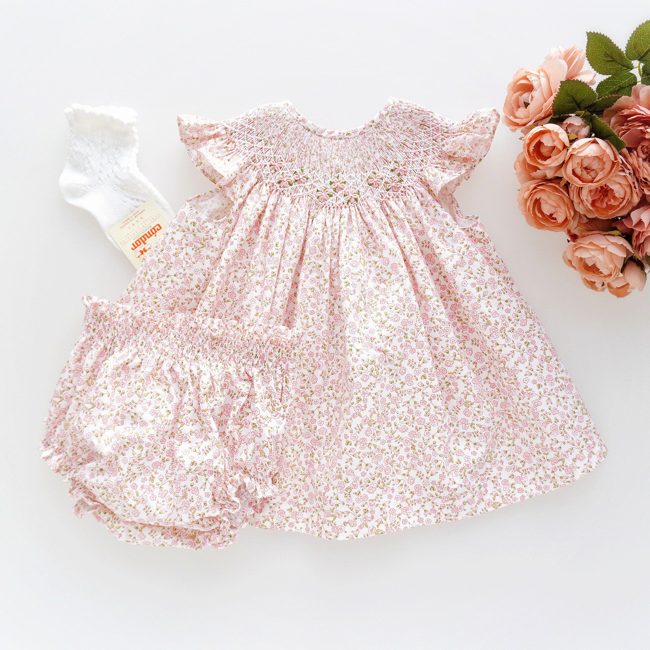 <img class='new_mark_img1' src='https://img.shop-pro.jp/img/new/icons1.gif' style='border:none;display:inline;margin:0px;padding:0px;width:auto;' />dBb ideas - Rosa floral smocked set