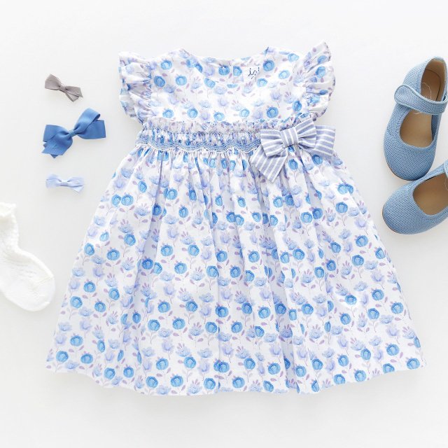 <img class='new_mark_img1' src='https://img.shop-pro.jp/img/new/icons1.gif' style='border:none;display:inline;margin:0px;padding:0px;width:auto;' />Malvi & Co.(ISI) - Blue floral smocked dress