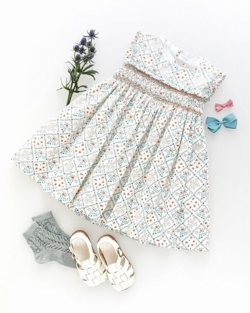 <img class='new_mark_img1' src='https://img.shop-pro.jp/img/new/icons1.gif' style='border:none;display:inline;margin:0px;padding:0px;width:auto;' />Emilia smocked dress (Botanical)