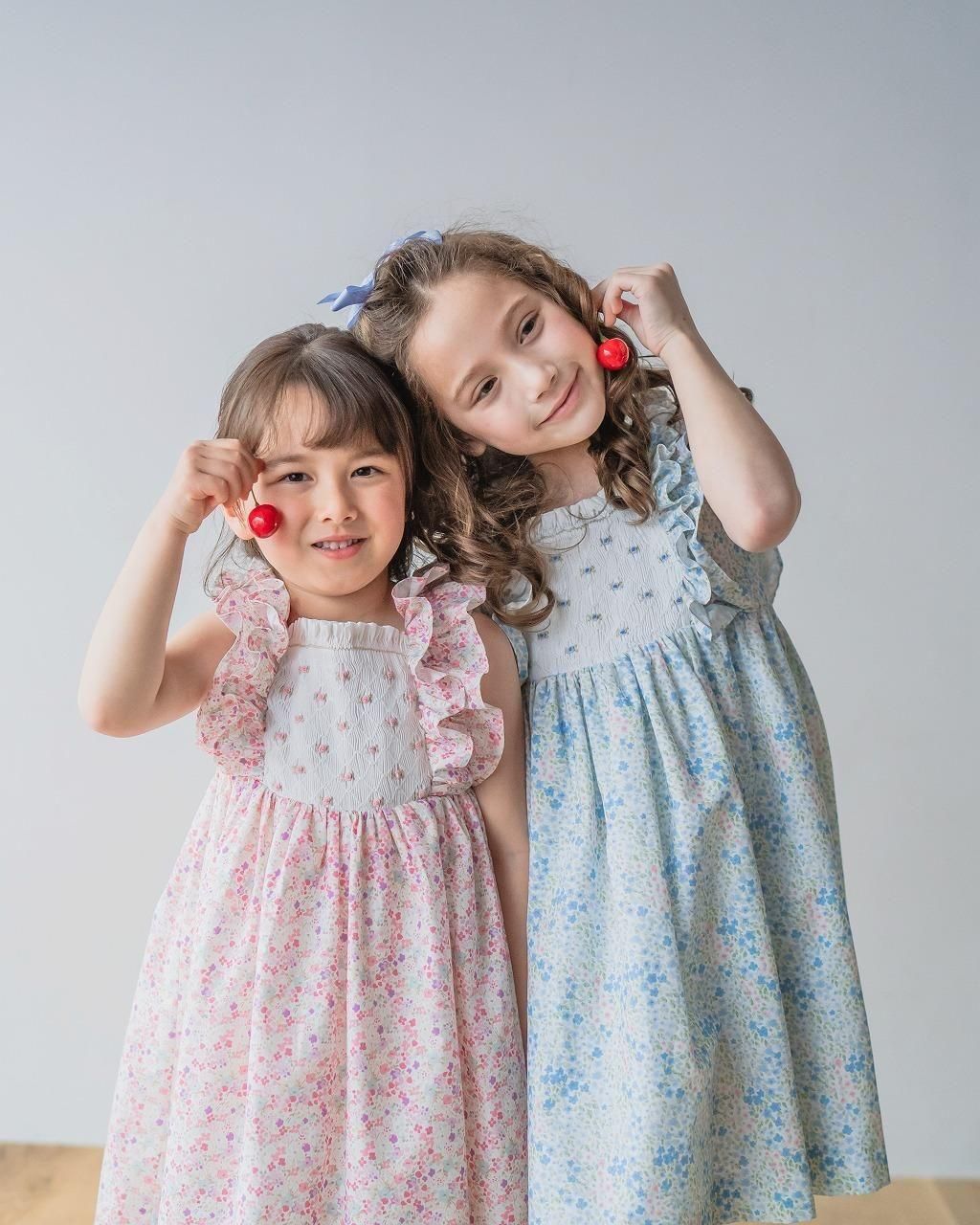 【完売品】サンサカエプチ　Laura smocked dress Laura White Smocked Dress with Embroidery