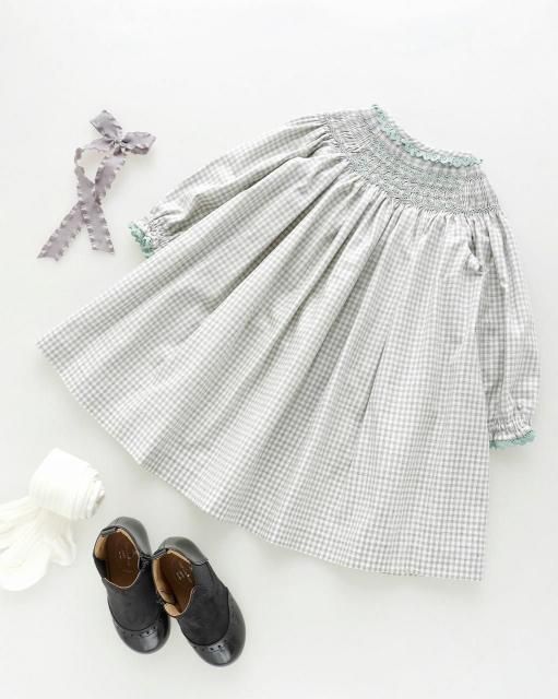 <img class='new_mark_img1' src='https://img.shop-pro.jp/img/new/icons1.gif' style='border:none;display:inline;margin:0px;padding:0px;width:auto;' />Gris claro smocked bishop dress