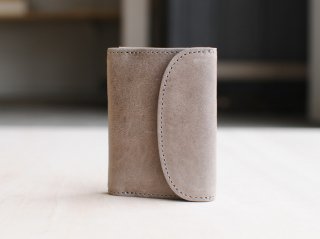＜StitchandSew/スティッチアンドソー＞牛蝋引き小型三つ折財布(Charcoal Gray)