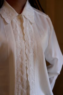 Vintage Embroidery Rose Blouse<img class='new_mark_img2' src='https://img.shop-pro.jp/img/new/icons14.gif' style='border:none;display:inline;margin:0px;padding:0px;width:auto;' />