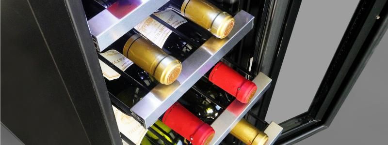 棚のフロントエッジはステンレスフィニッシュ