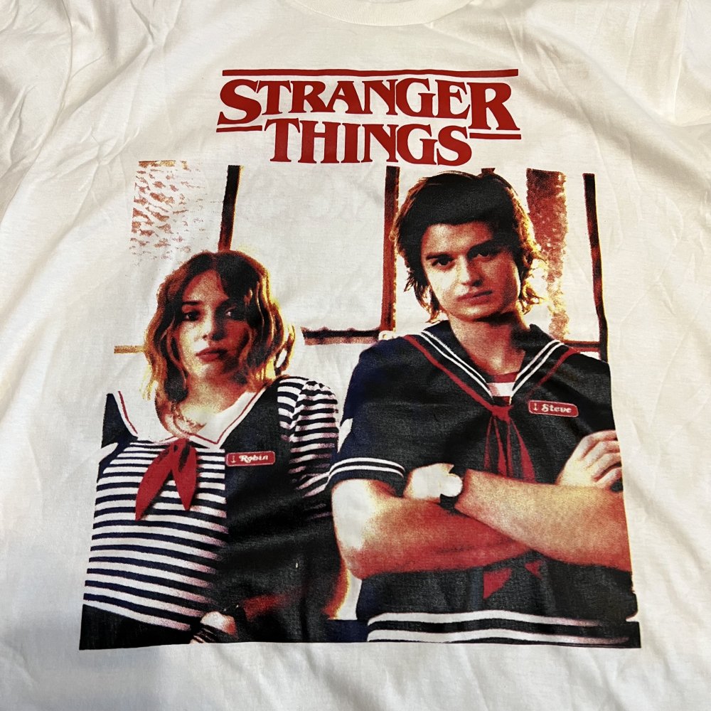 新品/ NEW 】STRANGER THINGS “ROBIN & STEVE” S/S Tee ストレンジャー