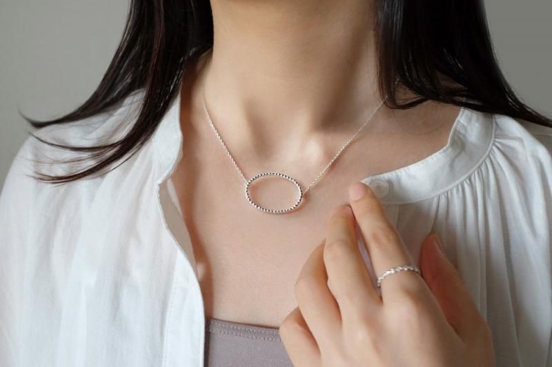 (necklace)