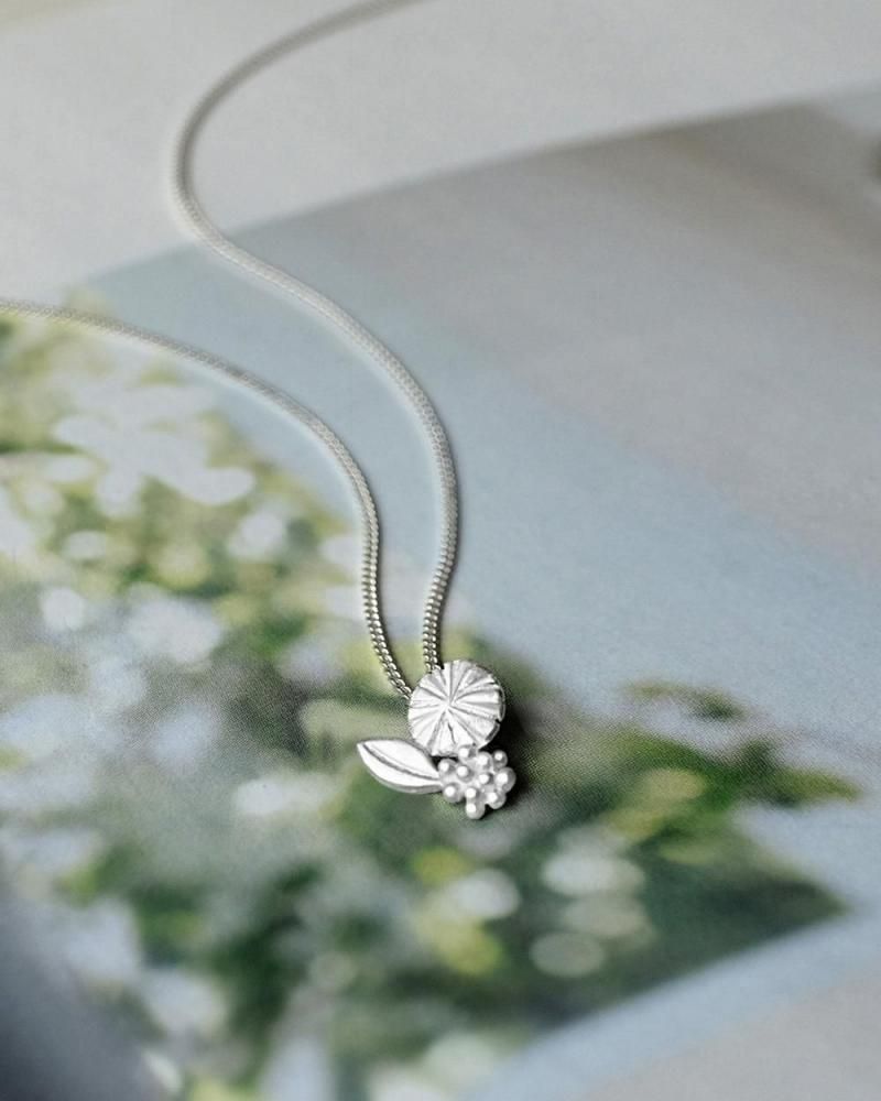 April(necklace)