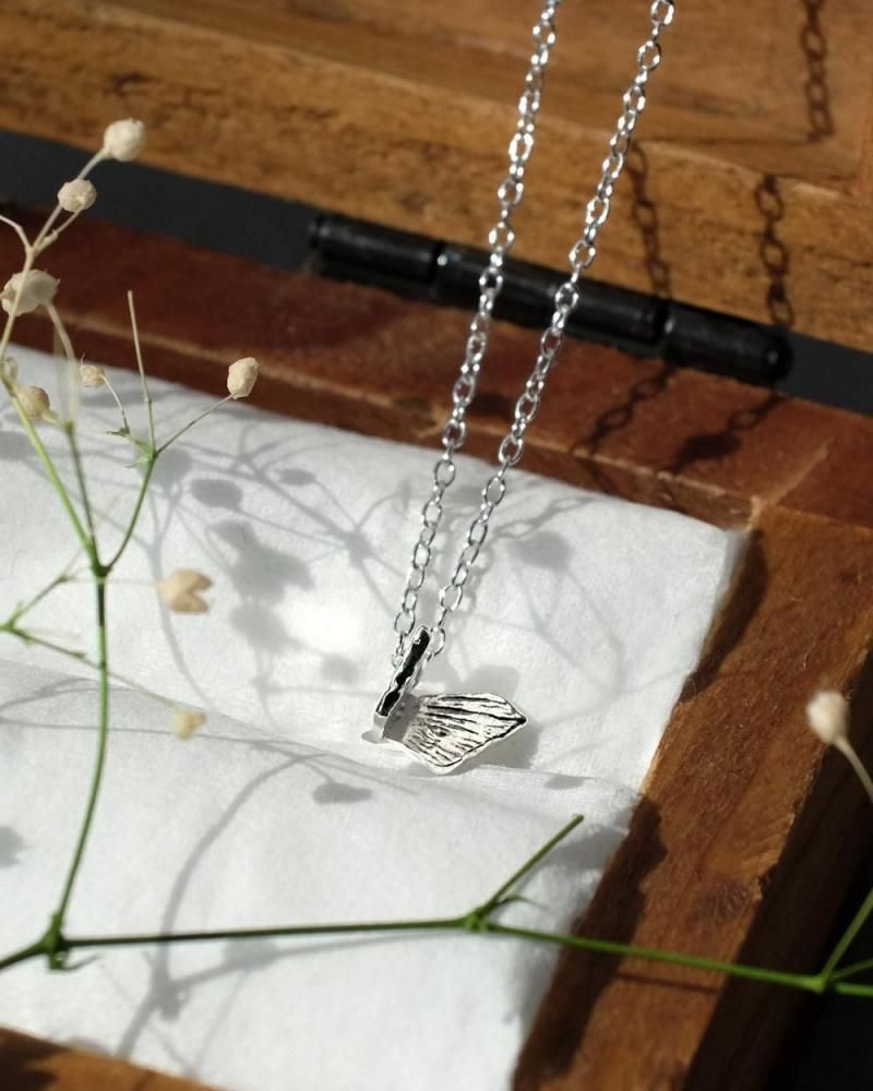 (necklace)