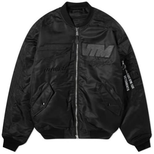 <img class='new_mark_img1' src='https://img.shop-pro.jp/img/new/icons24.gif' style='border:none;display:inline;margin:0px;padding:0px;width:auto;' /> VETEMENTS ڥȥ BLACKOUT RACING BOMBER JACKET (UE64JA920B)