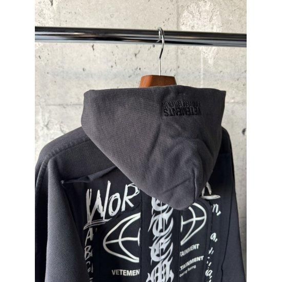 VETEMENTS 【ヴェトモン】PATCHED LOGO HOODIE (UA65HD620G) VETEMENTS 【ヴェトモン】PATCHED LOGO HOODIE (UA65HD620G)