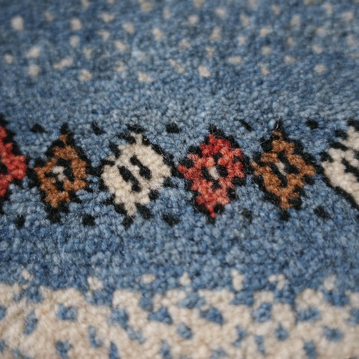 爽やかな藍ギャッベ94×61cm【送料無料】 - inie japan | ギャッベやキリムなどの手織絨毯のお店