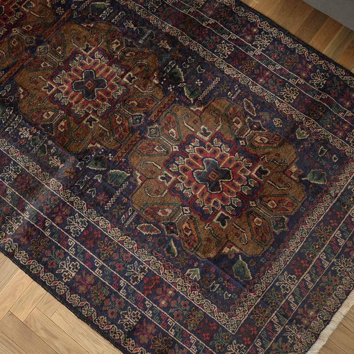 【新品未使用】アフガニスタン産　絨毯　バルーチ　バローチ　花柄　ベージュ　花瓶 花と蝶バルーチ197×115cm【送料無料】 - inie japan | ギャッベ