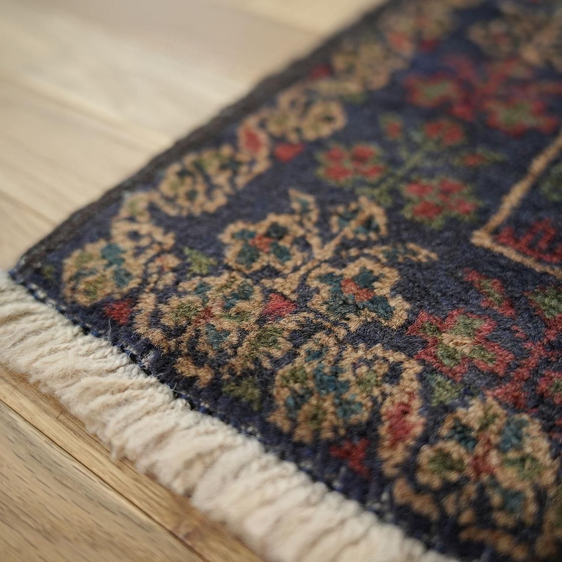 【新品未使用】アフガニスタン産　絨毯　バルーチ　バローチ　花柄　ベージュ　花瓶 花と蝶バルーチ197×115cm【送料無料】 - inie japan | ギャッベ