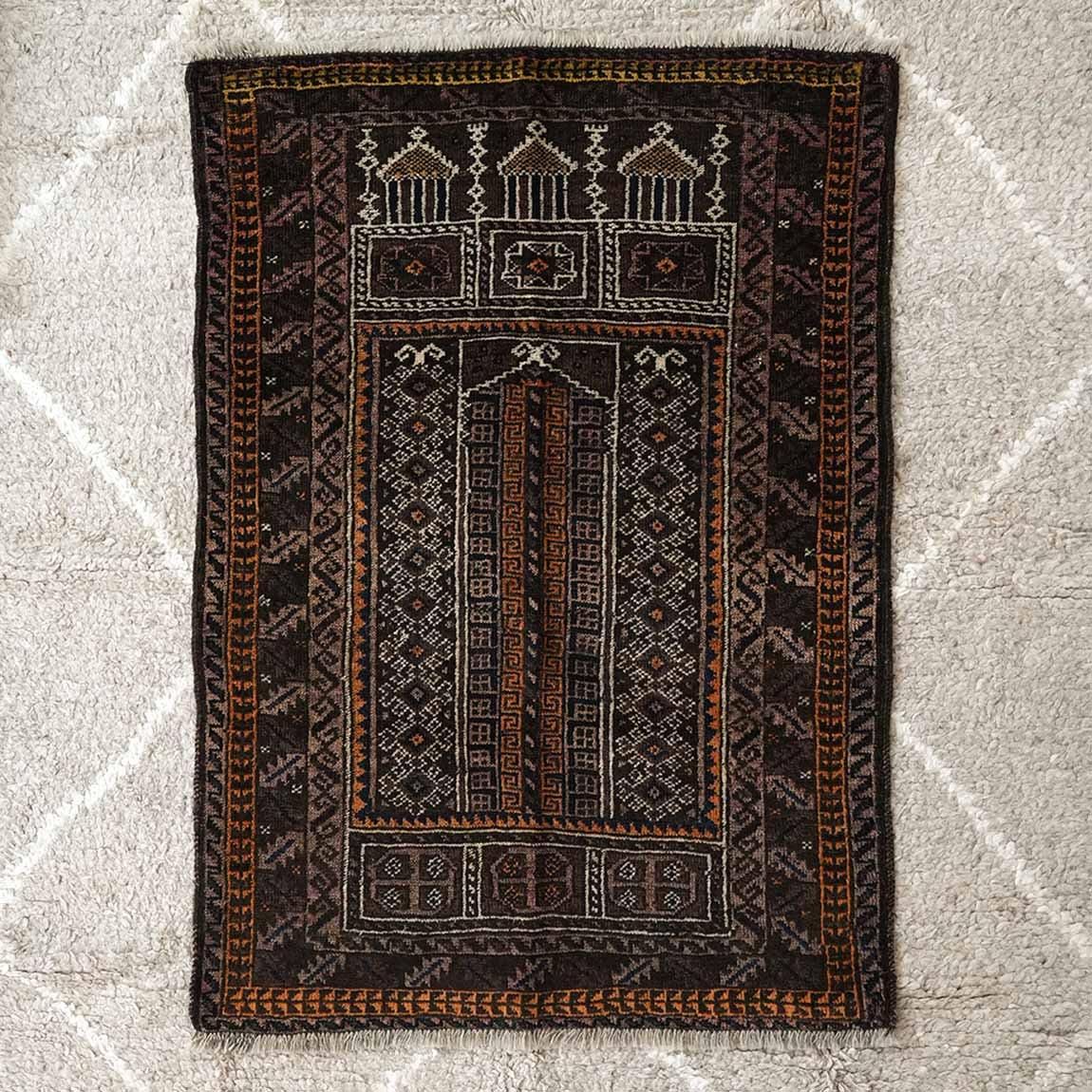 茶と紺、オレンジは鉄板の相性のよさバルーチ120×84cm【送料無料