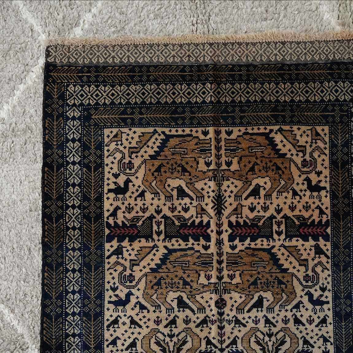 ライオンたちと鳥たちとバルーチ142×84cm【送料無料】 - inie ライオンたちと鳥たちとバルーチ142×84cm【送料無料】 - inie