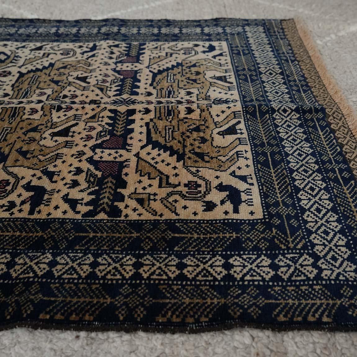 ライオンたちと鳥たちとバルーチ142×84cm【送料無料】 - inie ライオンたちと鳥たちとバルーチ142×84cm【送料無料】 - inie