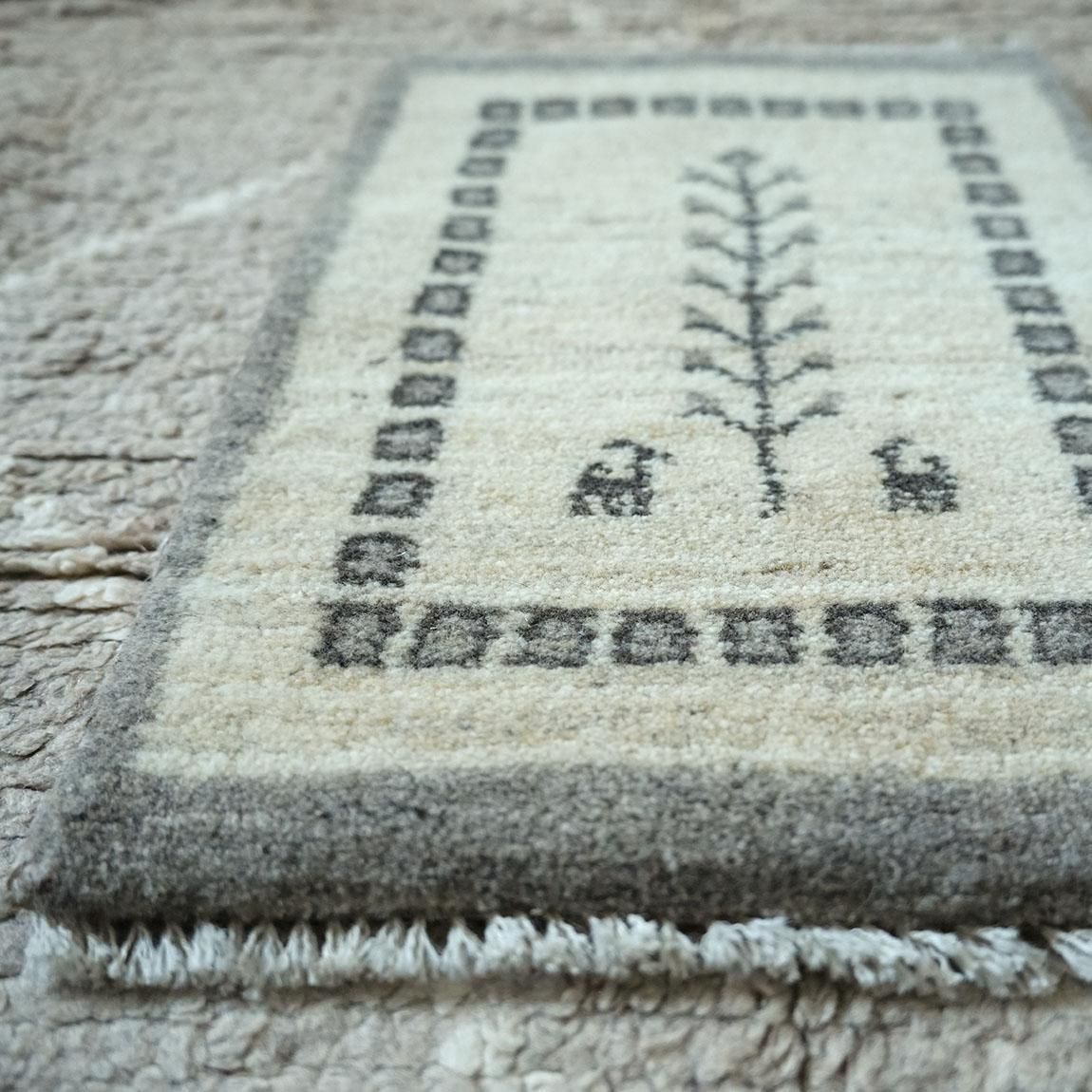 ミニギャベ●32×37㎝●手織●本物●新品未使用 遊牧民が紡ぐギャッベ ギャッベ（ギャベ）専門店 インプレッションオブギャッベ / ギャッベ