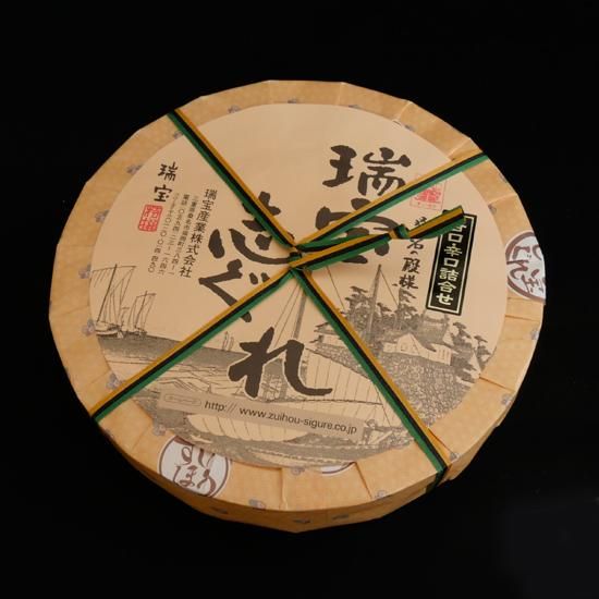 瑞宝志ぐれの絶大な人気のあさりしぐれ煮 甘口味と昔の味があり 縁起の良い曲物に入ってますのでご贈答用にお使い頂ければ幸いでございます
