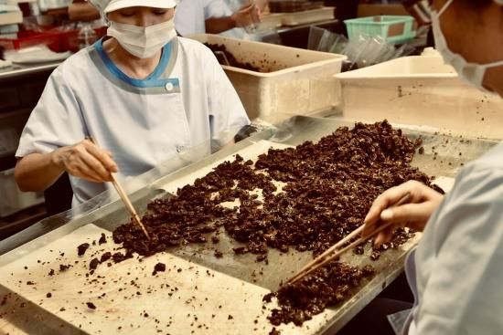 与八うなぎ志ぐれ煮桑名のうなぎ屋 与八と桑名のしぐれ屋 瑞宝のコラボ商品です 備長炭で焼いた炭焼きうなぎは香ばしく外はカリッと中はふわっとして与八 秘伝のタレの甘さと旨みが絶妙に絡んだうなぎをお店で提供されています その与八うなぎを使って 瑞宝志ぐれ