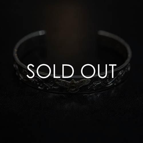 HIDEO MOTOIKE BG-03 K18イーグルメタル付唐草槌目平打ちバングル