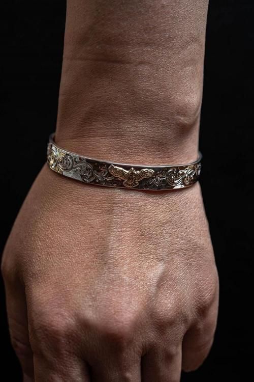 HIDEO MOTOIKE BG-03 K18イーグルメタル付唐草槌目平打ちバングル