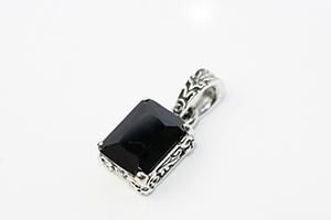 エッジ・リリー・チャーム(ブラックCZ) : Edged Lily Charm (Black
