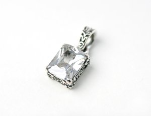 å꡼㡼ʥۥ磻CZ : Edged Lily Charm (White CZ)