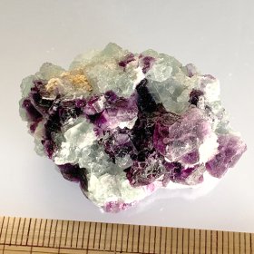 パインキャニオン鉱床の蛍石