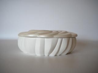 高橋奈己〈86.白磁蓮(蓋物)〉