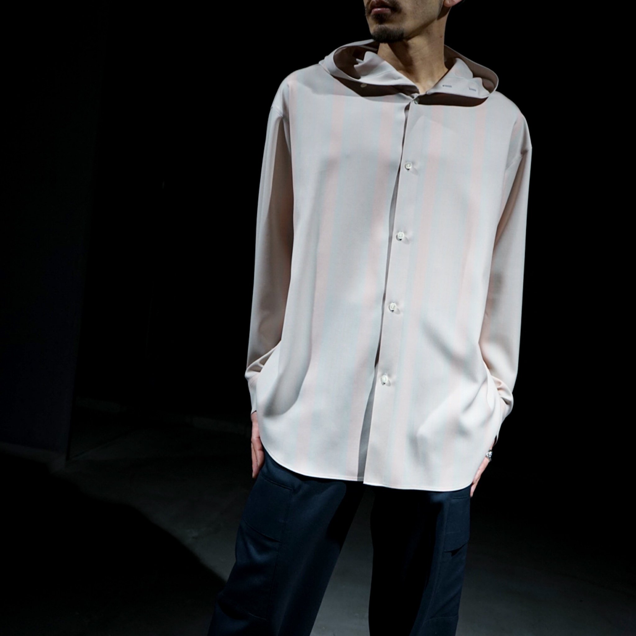 OVERCOAT】DROPPED SHOULDER TOP WITH HOOD IN STRIPED WOOL SHIRTING 
