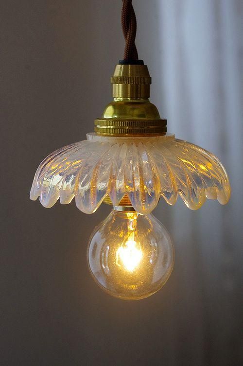 ミニシャンデリア　（白♡バカラ）　オパールセント　フランス ミニシャンデリア （白♡バカラ） オパールセント フランス