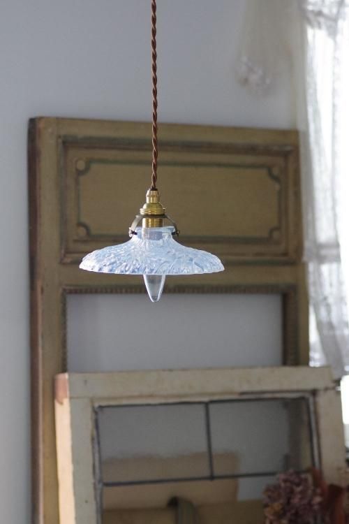 0257フランスアンティークオパールセントガラス エンボスランプ