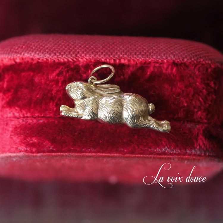 0891イギリスヴィンテージ K9ゴールド うさぎチャーム