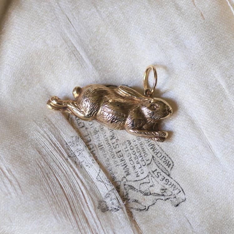 0891イギリスヴィンテージ K9ゴールド うさぎチャーム