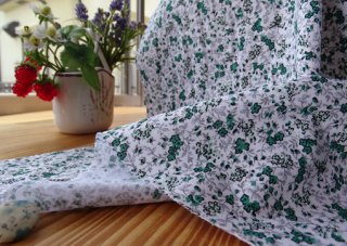 シルバーリーフの小花柄Tシャツ地・グリーン