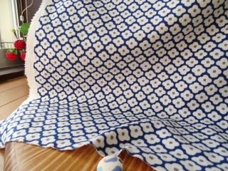 シンプルフラワーの柔らかスムースニット・オフ白×オーシャンネービー