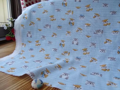 可愛いラッコ柄ダブルガーゼ・サックス - ダブルガーゼやリネンなど