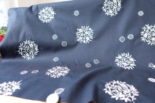 フラワーサークル＆蝶刺繍のコットンブロード・ブラック