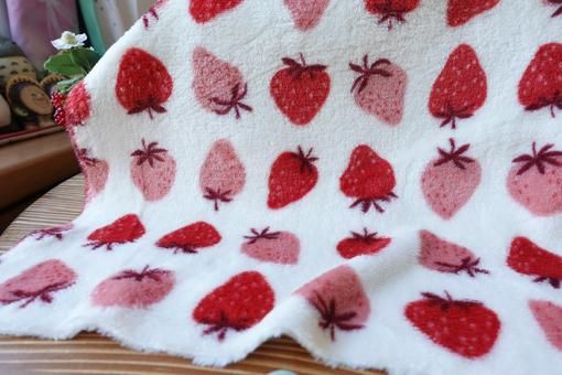 マイクロフランネルファー2 いちご・アイボリー - ダブルガーゼや