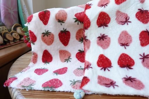 マイクロフランネルファー2 いちご・アイボリー - ダブルガーゼや