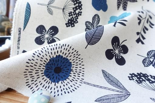 北欧ボタニカル柄綿麻キャンバス・生成×ブルー - ダブルガーゼや