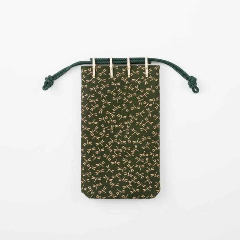 印傳屋　合切袋（小）うぐいす地　白漆　とんぼ　印伝 合切袋（小）マチ付［うぐいす地／白漆／とんぼ］：印傳屋公式